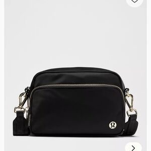Lululemon Athletica Black Everywhere Crossbody Bag 2L $78 EUC